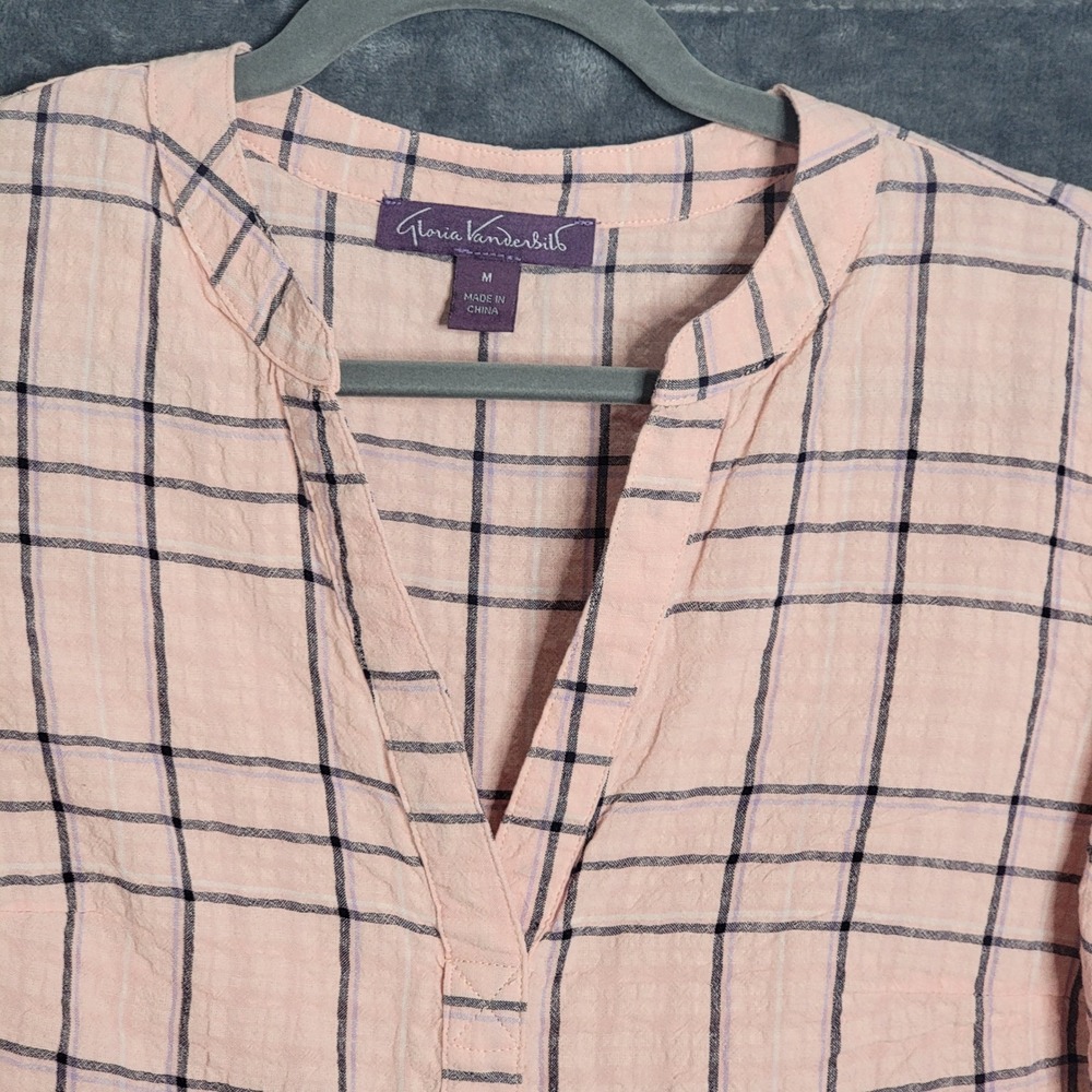 Gloria Vanderbilt Blouse Womens Medium Pink Plaid Short Sleeve V-Neck Seersucker - Picture 2 of 10